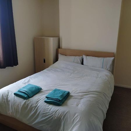 Self Catering 2 Bedroom Flat, Frequent Buses, 1-Minute Walk To Bus Stop, 20 Minutes To City Center Édimbourg Extérieur photo