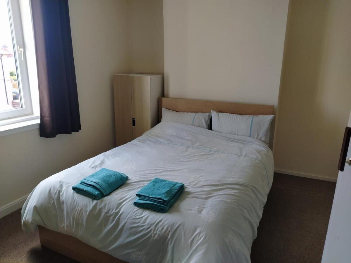Self Catering 2 Bedroom Flat, Frequent Buses, 1-Minute Walk To Bus Stop, 20 Minutes To City Center Édimbourg Extérieur photo
