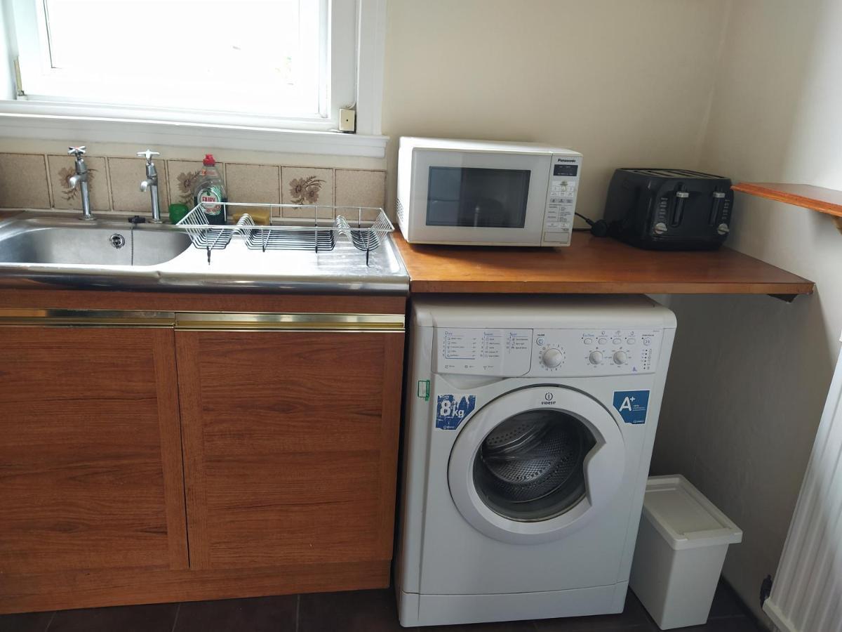 Self Catering 2 Bedroom Flat, Frequent Buses, 1-Minute Walk To Bus Stop, 20 Minutes To City Center Édimbourg Extérieur photo