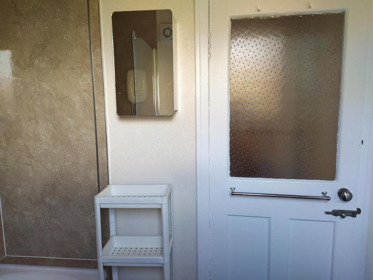 Self Catering 2 Bedroom Flat, Frequent Buses, 1-Minute Walk To Bus Stop, 20 Minutes To City Center Édimbourg Extérieur photo