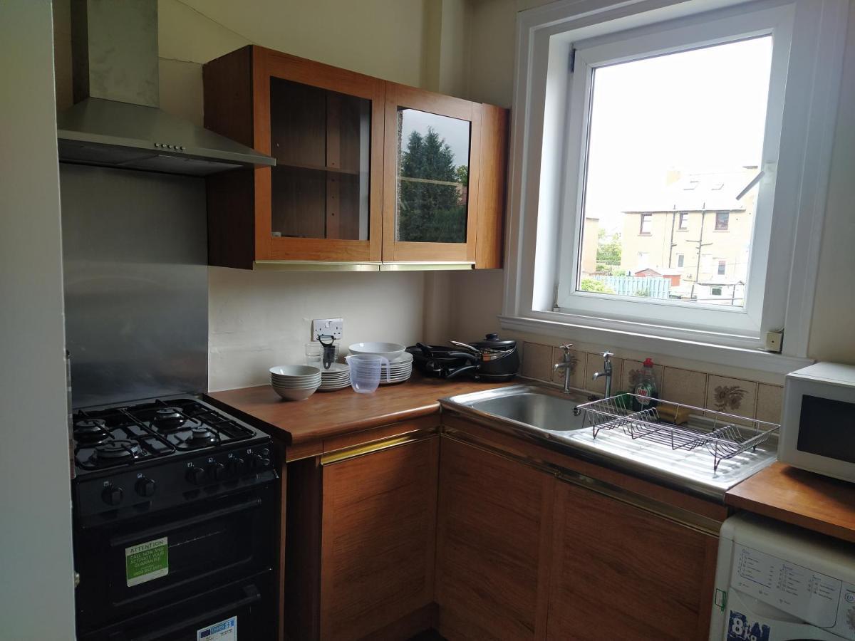 Self Catering 2 Bedroom Flat, Frequent Buses, 1-Minute Walk To Bus Stop, 20 Minutes To City Center Édimbourg Extérieur photo