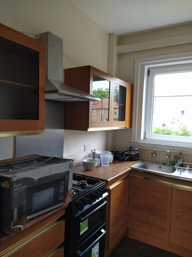 Self Catering 2 Bedroom Flat, Frequent Buses, 1-Minute Walk To Bus Stop, 20 Minutes To City Center Édimbourg Extérieur photo
