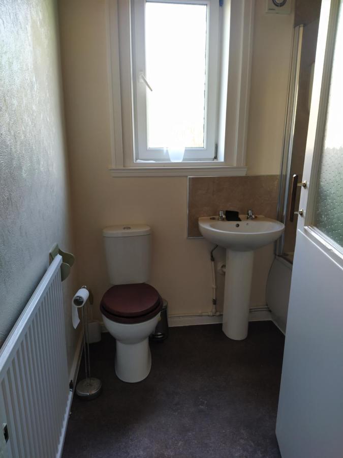 Self Catering 2 Bedroom Flat, Frequent Buses, 1-Minute Walk To Bus Stop, 20 Minutes To City Center Édimbourg Extérieur photo