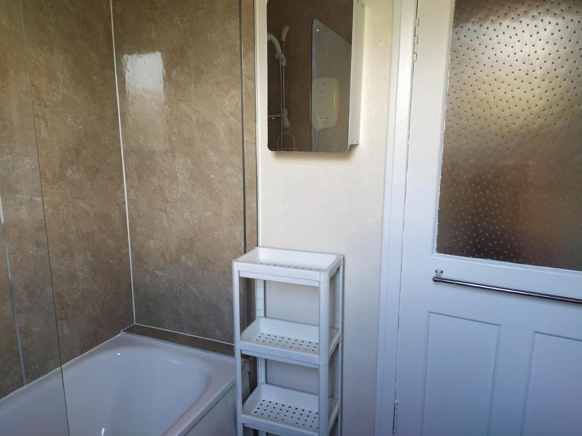 Self Catering 2 Bedroom Flat, Frequent Buses, 1-Minute Walk To Bus Stop, 20 Minutes To City Center Édimbourg Extérieur photo