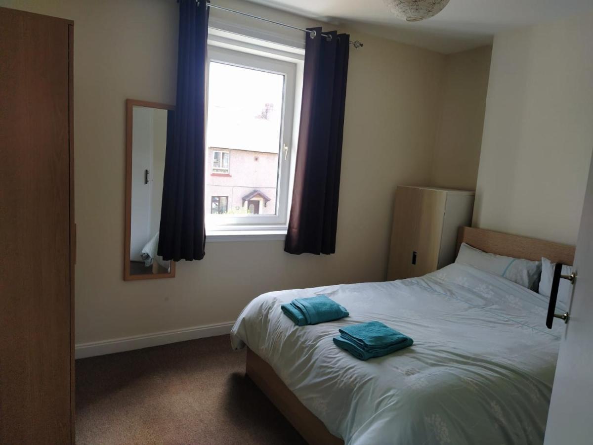 Self Catering 2 Bedroom Flat, Frequent Buses, 1-Minute Walk To Bus Stop, 20 Minutes To City Center Édimbourg Extérieur photo