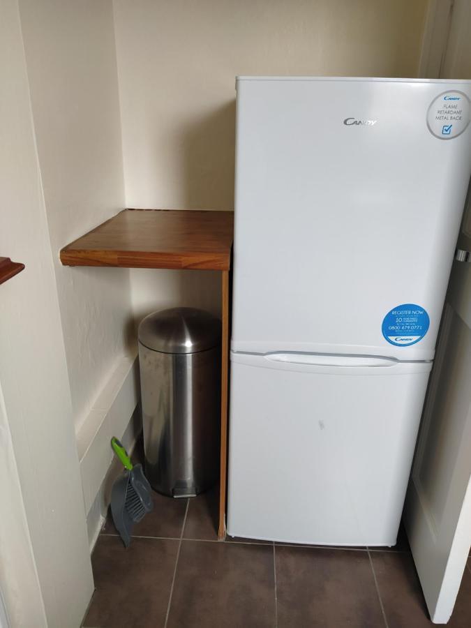 Self Catering 2 Bedroom Flat, Frequent Buses, 1-Minute Walk To Bus Stop, 20 Minutes To City Center Édimbourg Extérieur photo