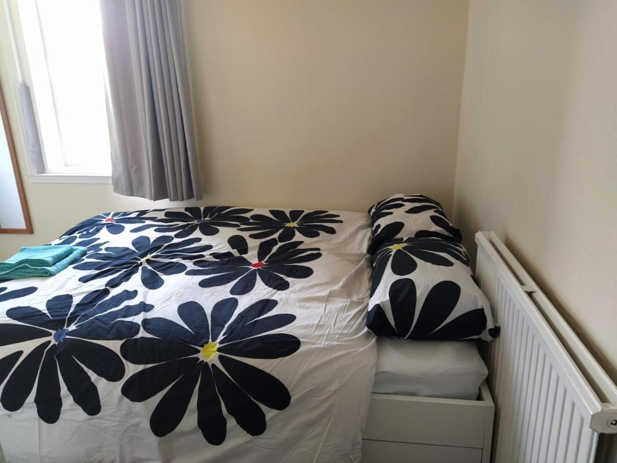 Self Catering 2 Bedroom Flat, Frequent Buses, 1-Minute Walk To Bus Stop, 20 Minutes To City Center Édimbourg Extérieur photo