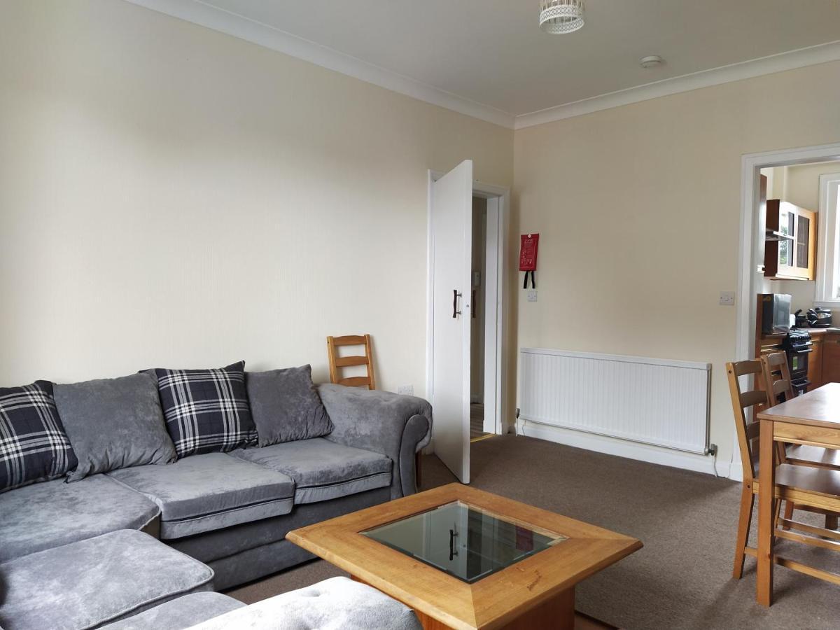 Self Catering 2 Bedroom Flat, Frequent Buses, 1-Minute Walk To Bus Stop, 20 Minutes To City Center Édimbourg Extérieur photo